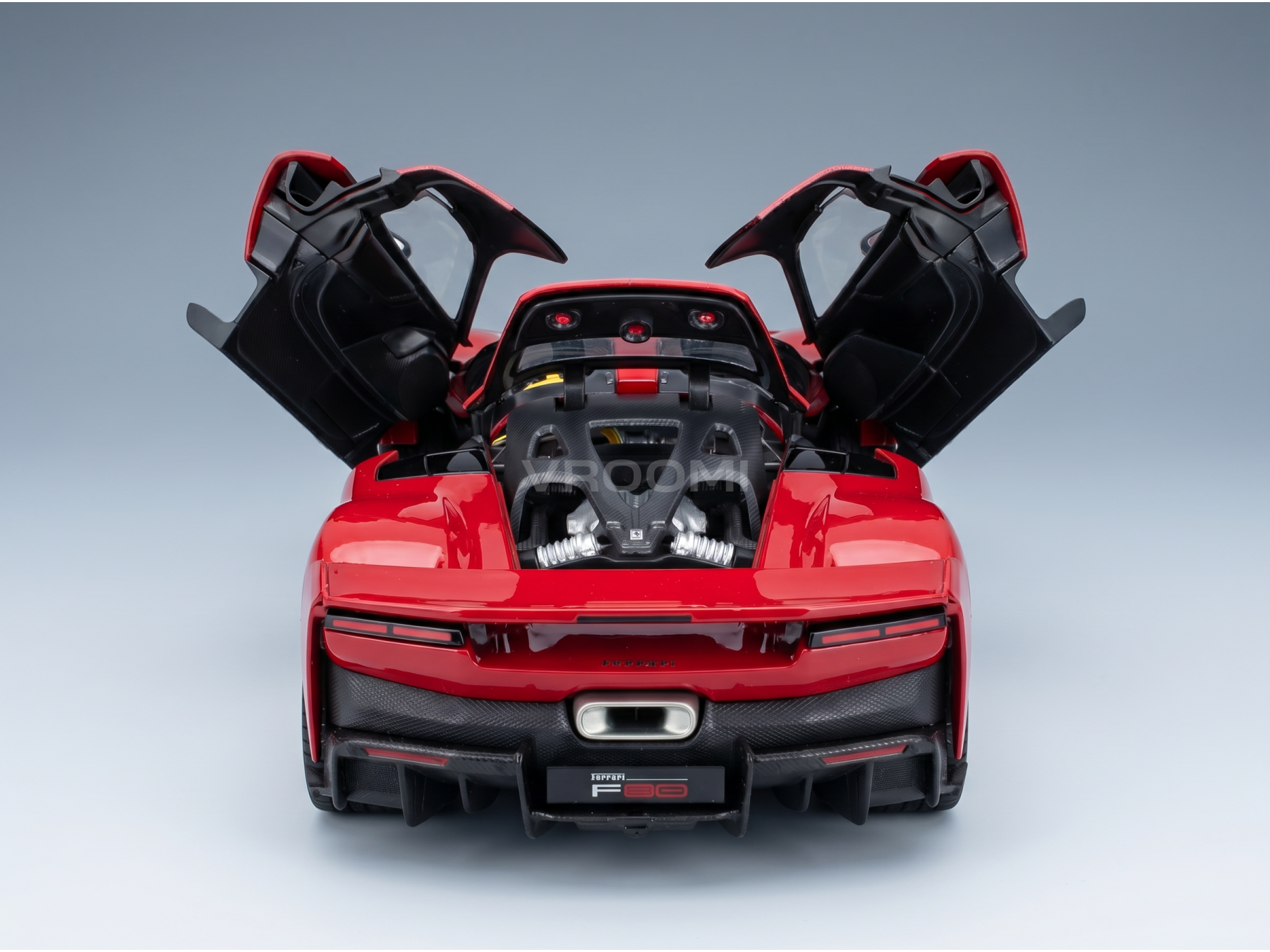 Maquette de voiture Ferrari F80 rouge avec portes ouvrables, moteur détaillé et partie arrière en fibre de carbone — Vroomi
