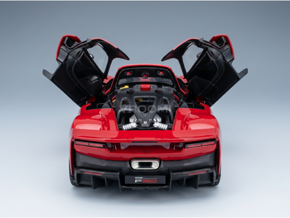 Maquette de voiture Ferrari F80 rouge avec portes ouvrables, moteur détaillé et partie arrière en fibre de carbone — Vroomi