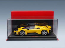 ferrari-f80-2024-silver-rims-con-vetrina-with-showcase-giallo-tristrato-yellow-met-black-road-cars-287 - Vroomi