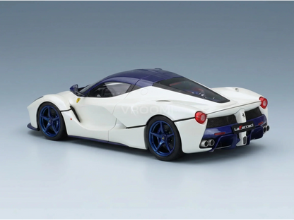 modellino  LaFerrari bianco e blu modellino cerchi blu, presentato da Vroomi per i collezionisti