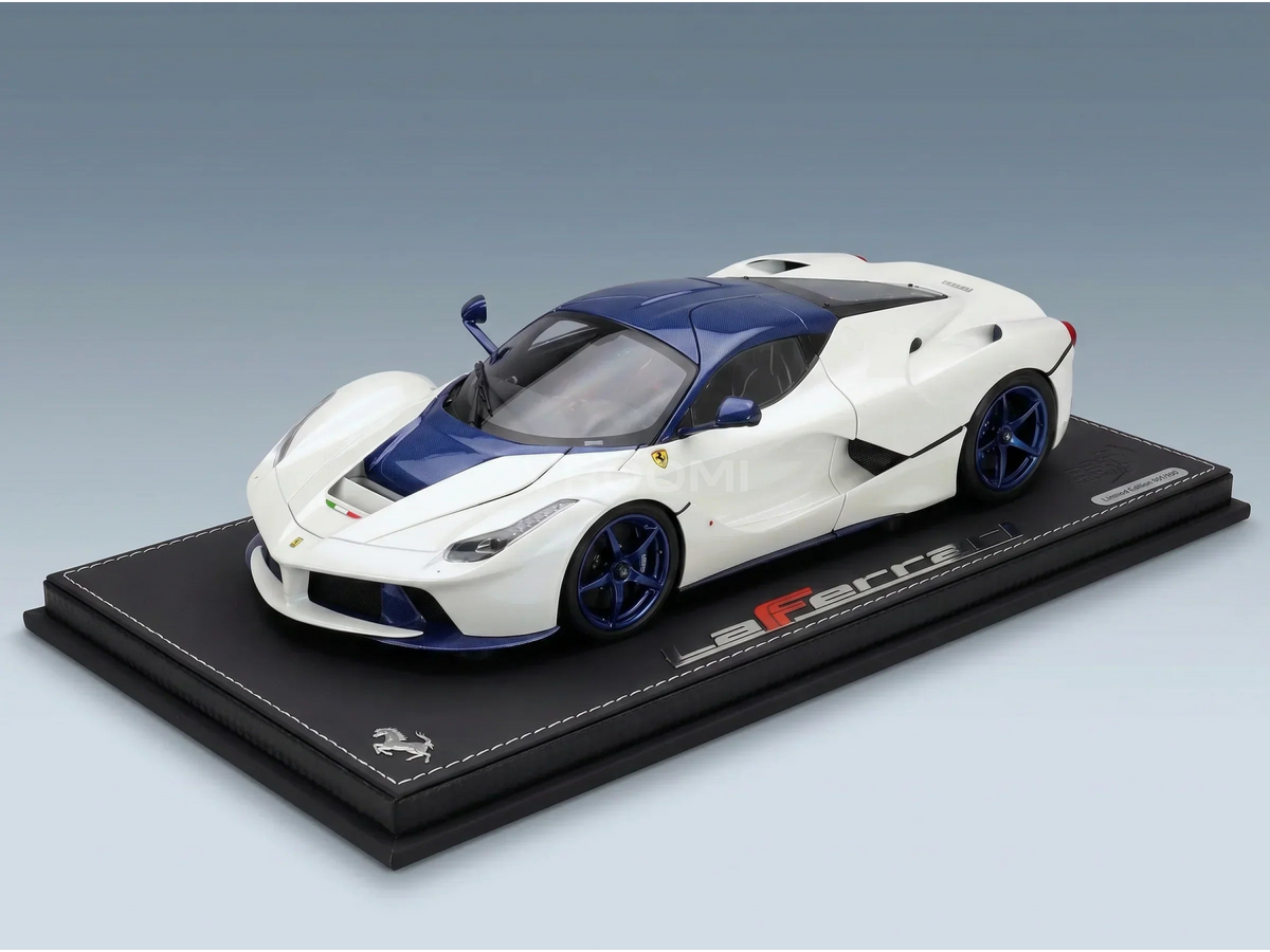 modellino  LaFerrari della Ferrari LaFerrari bianca e blu, modellino su una base nera, da collezione di Vroomi