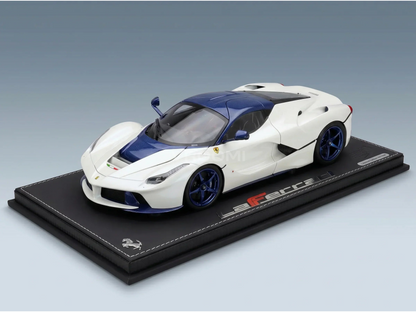 modellino  LaFerrari della Ferrari LaFerrari bianca e blu, modellino su una base nera, da collezione di Vroomi