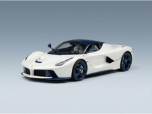 Weiß-blaues Ferrari LaFerrari Modellauto von Vroomi mit detailgetreuer Druckguss-Ausführung und Rennrädern.