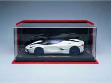 Weißes Ferrari LaFerrari -Modellauto in einer Vitrine, präsentiert von Vroomi für Sammler