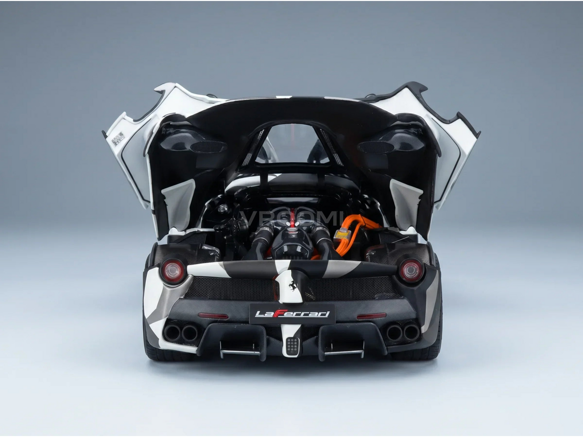 LaFerrari -Modellauto mit geöffneter Motorhaube, detailgetreuem Motor und Heck aus Carbonfaser — Vroomi