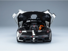 LaFerrari -Modellauto mit geöffneter Motorhaube, detailgetreuem Motor und Heck aus Carbonfaser — Vroomi