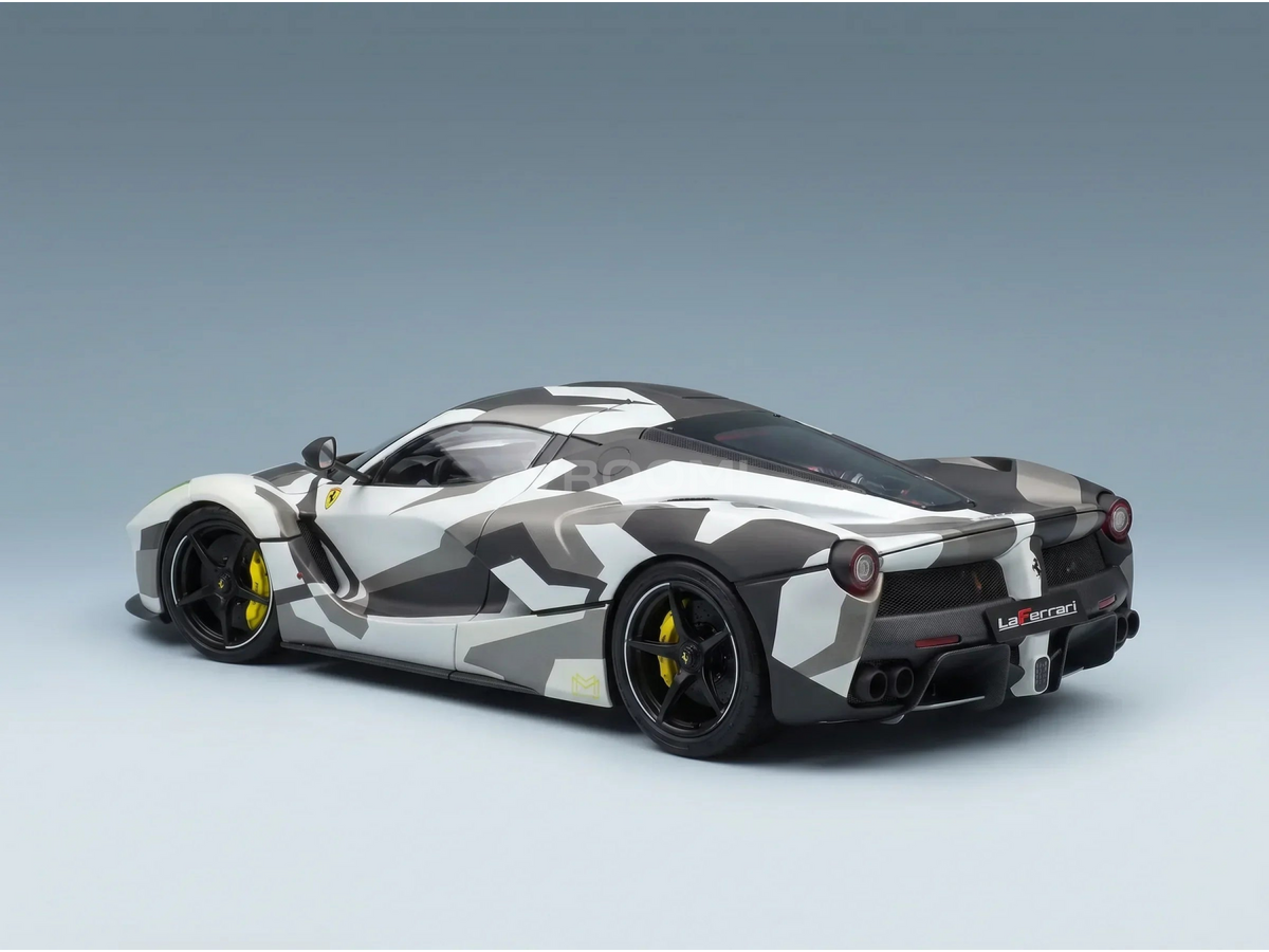 Ferrari LaFerrari Modellauto mit Tarnlackierung, präsentiert von Vroomi für Sammler