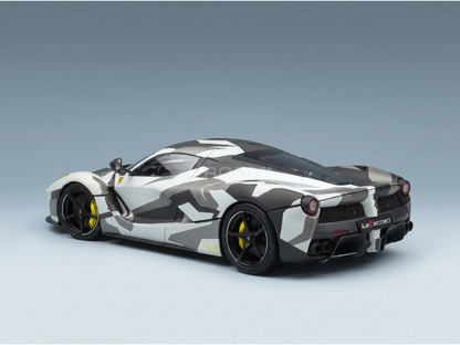 Ferrari LaFerrari Modellauto mit Tarnlackierung, präsentiert von Vroomi für Sammler