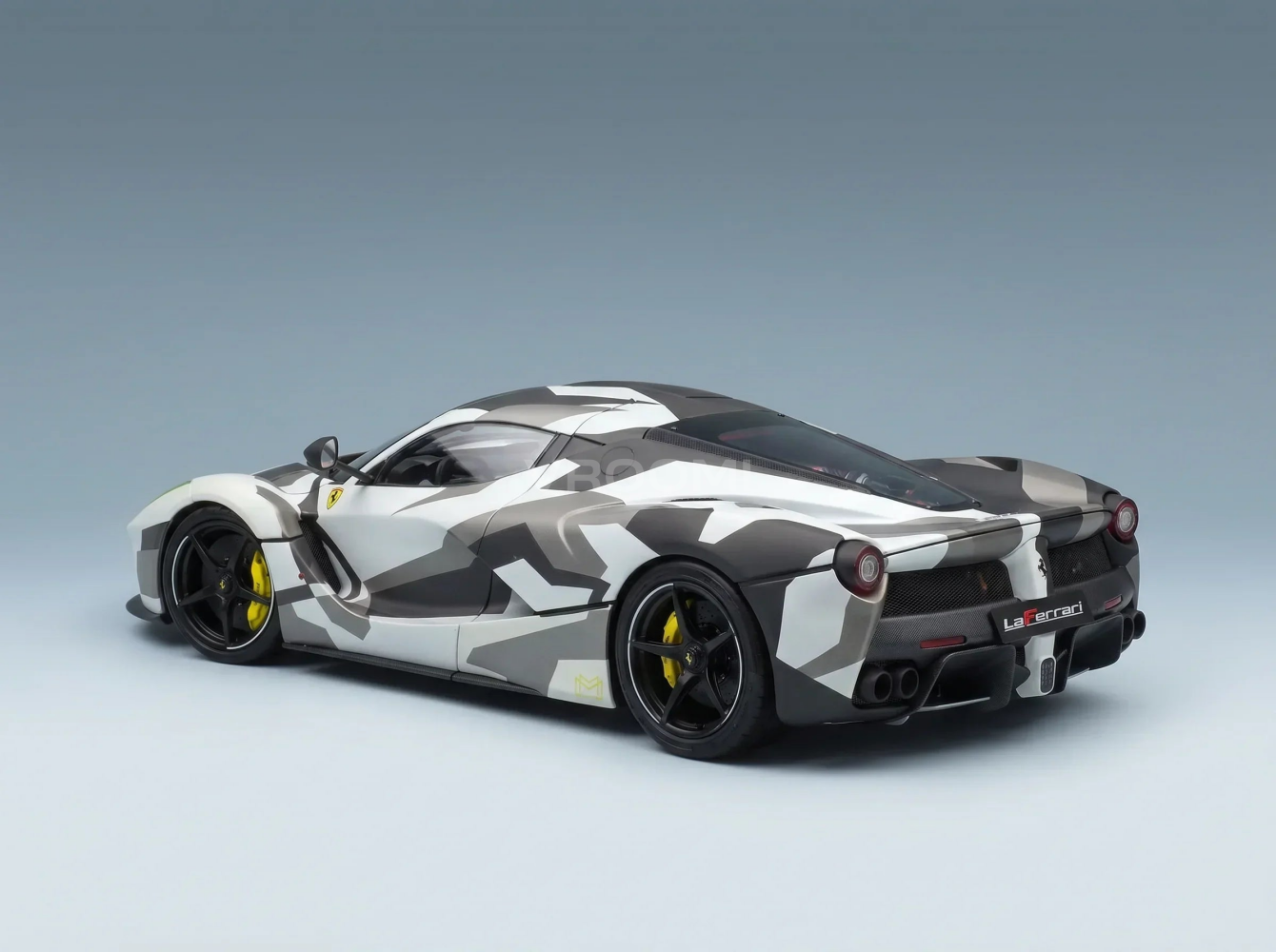 Ferrari LaFerrari Modellauto mit Tarnlackierung, präsentiert von Vroomi für Sammler