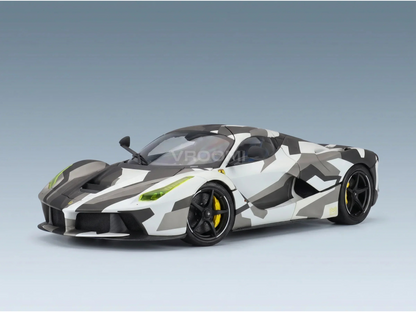 Weiß-graues Auto-Modell im Camouflage-Design mit gelben Akzenten, präsentiert von Vroomi für Sammler