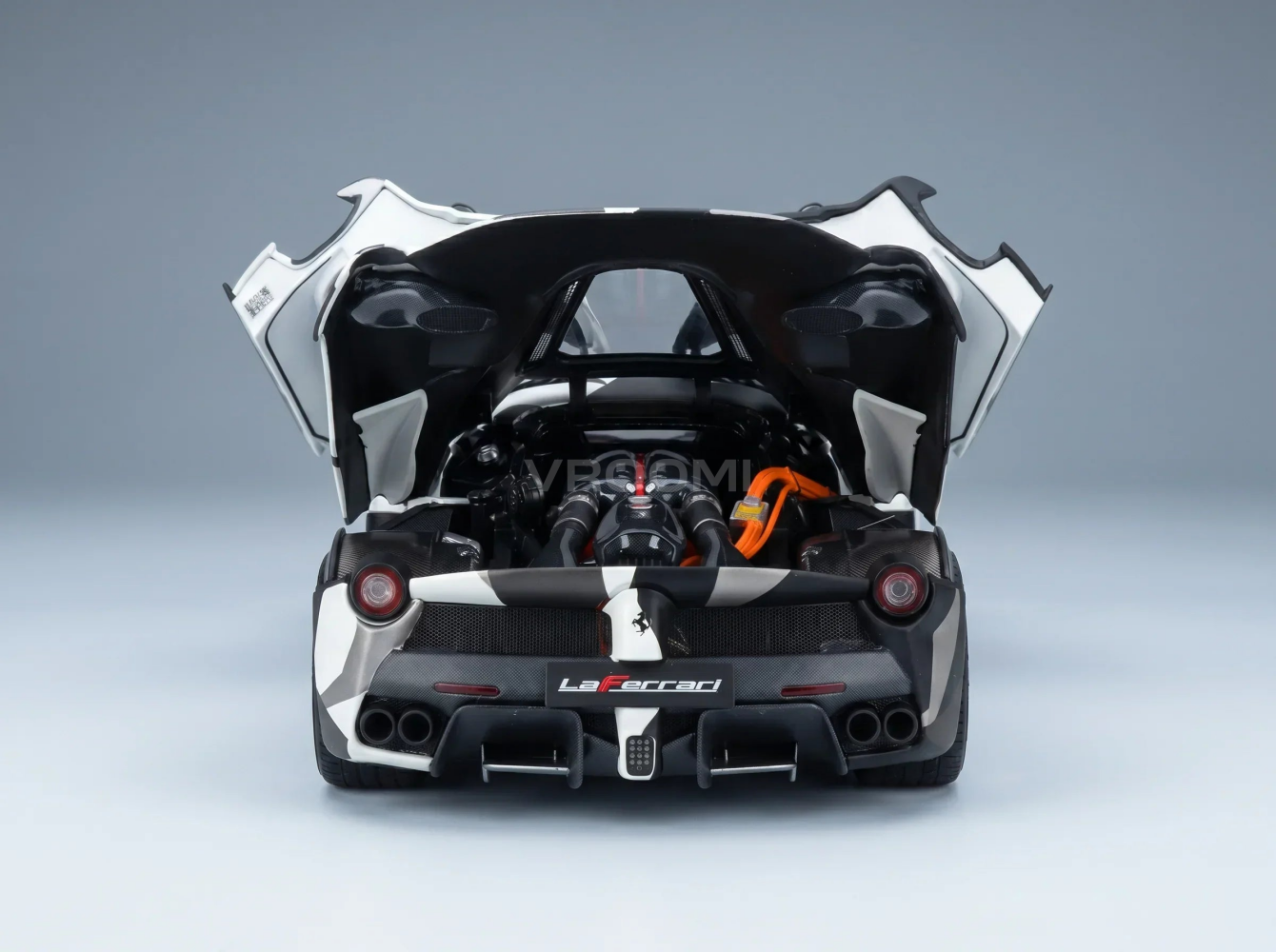 LaFerrari -Modellauto mit geöffneter Motorhaube, detailgetreuem Motor und Heck aus Carbonfaser — Vroomi