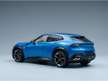 Blaues Ferrari Purosangue-Modellauto von Vroomi, das sich durch ein elegantes Design und eine detailreiche Verarbeitung auszeichnet.