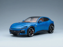 FERRARI - PUROSANGUE 2022 - MET VITRINE - STUK VOOR STUK GENUMMERD - BLU CORSA - BLAUW MET Schaalmodel op Vroomi