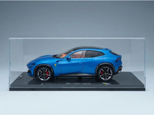 Blaues Ferrari-Modellauto in einer Vitrine – ideal für Sammler bei Vroomi