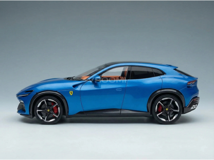 Blaues Ferrari Purosangue-Modellauto mit schwarzen Felgen und roten Bremssätteln, präsentiert von Vroomi