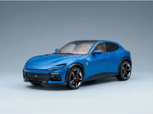 Blaues Ferrari Purosangue-Modellauto von Vroomi, detailgetreue Druckguss-Nachbildung mit schwarzen Felgen und Innenausstattung.