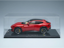 Rotes Ferrari-Modellauto in einer Vitrine, präsentiert von Vroomi für Sammler