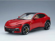 Rotes Ferrari Purosangue-Modellauto mit schwarzem Dach und gelben Bremssätteln, präsentiert von Vroomi