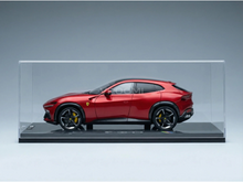 Rotes Ferrari Purosangue-Modellauto in Vitrine, hochwertige Druckguss-Nachbildung von Vroomi