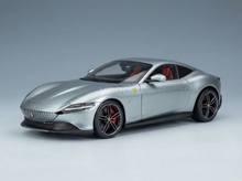FERRARI - ROMA 2019 - MET VITRINEKAST - STUK VOOR STUK GENUMMERD - TITANIUMGRIJS - GRIJS MET Schaalmodelauto op Vroomi