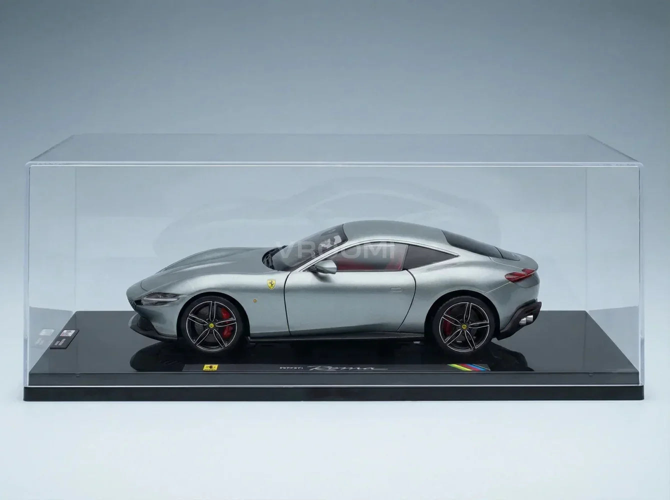 FERRARI - ROMA 2019 - CON VITRINA - NUMERADOS UNO A UNO - GRIGIO TITANIO - GRIS METALIZADO Tienda de maquetas de coches Vroomi