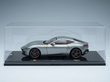 FERRARI - ROMA 2019 - MET VITRINEKAST - STUK VOOR STUK GENUMMERD - TITANIUMGRIJS - GRIJS MET Schaalmodelauto op Vroomi