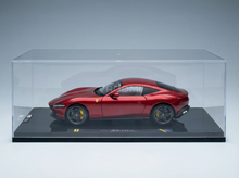 FERRARI - ROMA 2019 - MET VITRINEKAST - STUK VOOR STUK GENUMMERD - ROSSO MAGMA - RED MET Schaalmodelauto op Vroomi