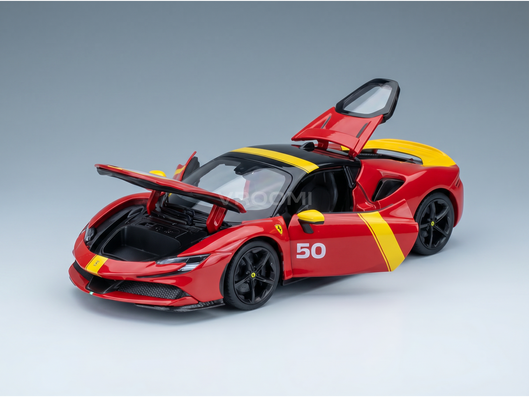 Rood Ferrari-modelauto op schaal 1:50 met open deuren, gele strepen en Vroomi-logo, voor verzamelaars