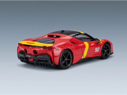 Rood-geel schaalmodel van de Ferrari SF90 Stradale met nummer 50, gepresenteerd door Vroomi voor verzamelaars.