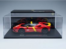 Maqueta a escala del Ferrari SF90 Stradale rojo en vitrina, edición de coleccionista de Vroomi