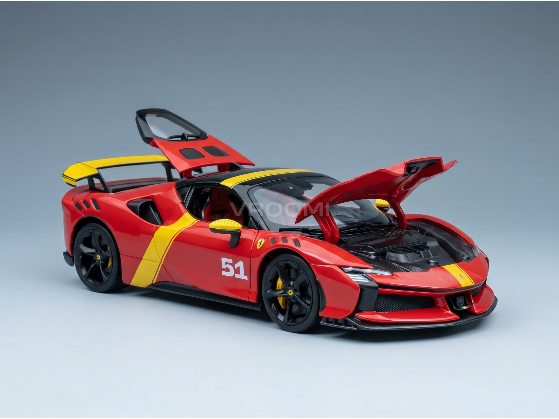 Modèle réduit de Ferrari rouge et jaune à l'échelle 1/51, avec les portes et le capot ouverts, présenté par Vroomi