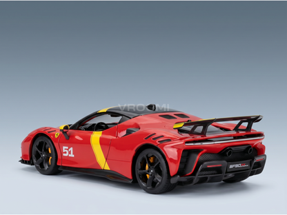 Maquette de la Ferrari SF90 XX Stradale rouge avec une bande jaune, numéro 51, chez Vroomi