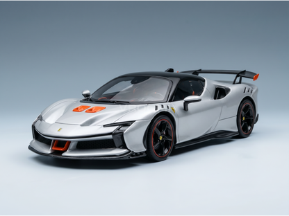Maqueta de un Ferrari plateado con detalles en naranja, presentada por Vroomi para coleccionistas