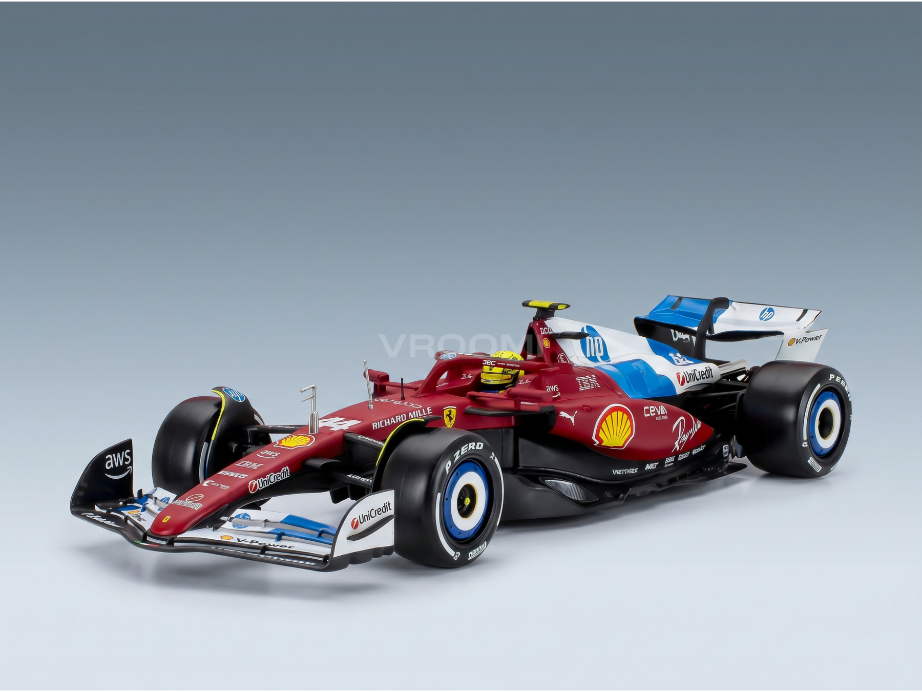 Maquette de Ferrari rouge arborant les logos Shell et P Zero, présentée au salon Vroomi