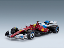 Maqueta de un Ferrari rojo con los logotipos de Shell y P Zero, expuesta en Vroomi