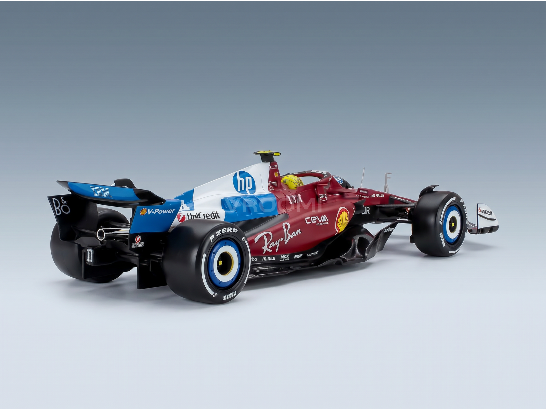 Maquette de voiture rouge et bleue arborant les logos des sponsors, présentée par Vroomi à l'intention des collectionneurs.