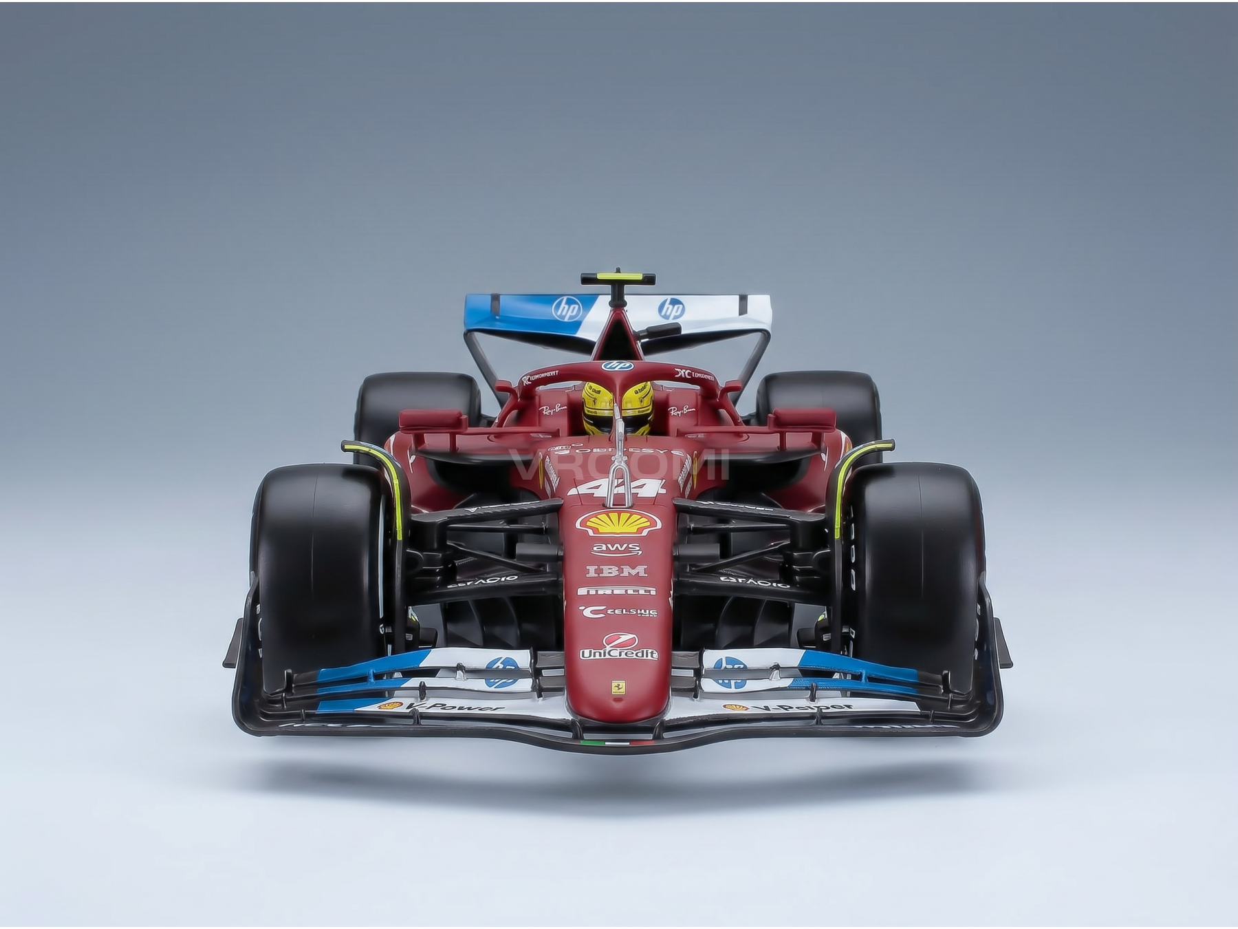 Maquette de voiture Ferrari rouge arborant les logos HP et Shell, présentée par Vroomi à l'intention des collectionneurs.