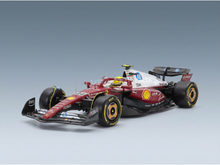 Ferrari con vitrina: F1 SF-25, equipo Scuderia, HP N-44, Monza, Italia, GP de 2025, Lewis Hamilton, Niki Lauda, 50.º aniversario, campeón del mundo, coches de carreras rojos y blancos, 479 - Vroomi