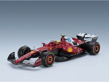 Maqueta a escala de un Ferrari F1 rojo con los logotipos de los patrocinadores Shell y AWS, presentada por Vroomi para coleccionistas.