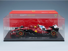 Maqueta a escala del Ferrari SF-25 en vitrina, réplica fundida a presión a escala 1/10 de Vroomi para coleccionistas