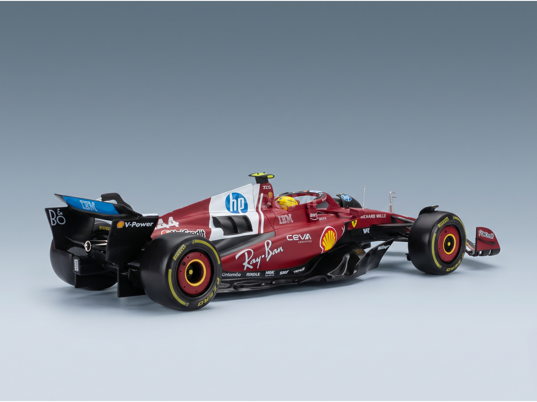 Rood-wit Ferrari F1-schaalmodel met sponsorlogo’s, tentoongesteld bij Vroomi