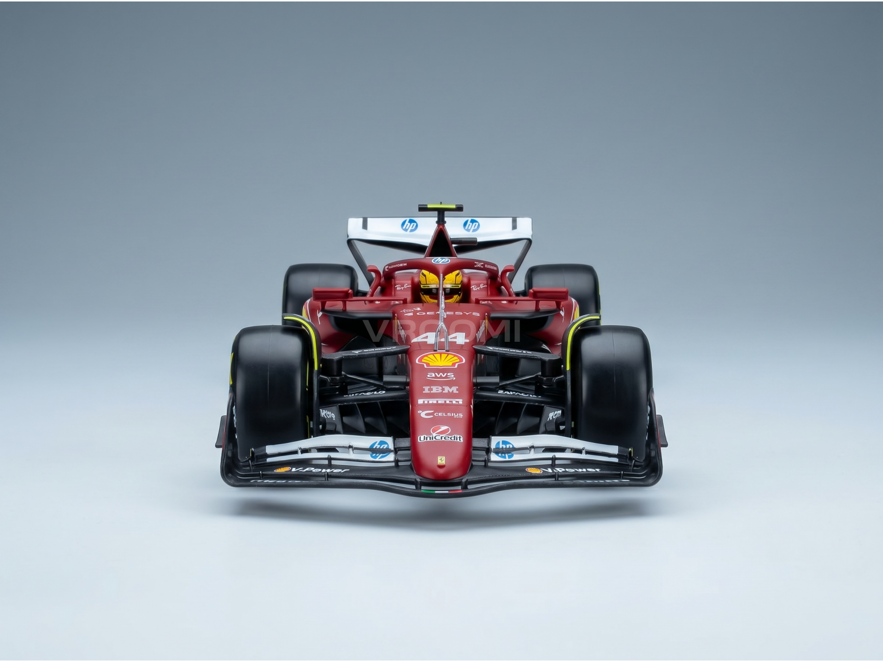 Rode schaalmodelauto met HP- en Shell-logo’s, gepresenteerd door Vroomi voor verzamelaars.