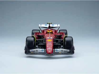 Rode schaalmodelauto met HP- en Shell-logo’s, gepresenteerd door Vroomi voor verzamelaars.
