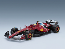 FERRARI - CON VITRINA - F1  SF-25 EQUIPO SCUDERIA FERRARI N.º 44 TEMPORADA 2025 LEWIS HAMILTON - ROJO