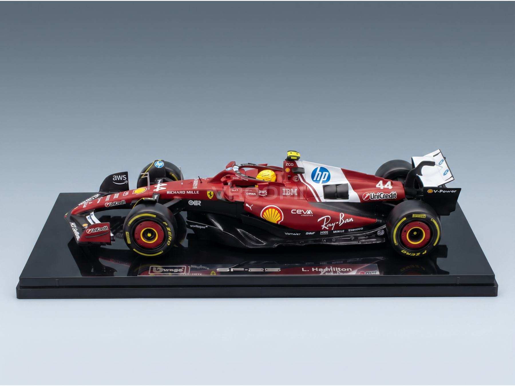 Rood Ferrari F1-schaalmodel, Lewis Hamilton #44, op een zwarte voet — Vroomi