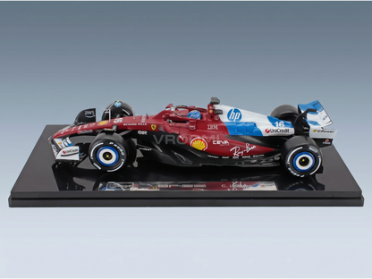 Maqueta del Ferrari SF-23, réplica detallada de F1 con los logotipos de los patrocinadores, expuesta sobre una base negra en Vroomi