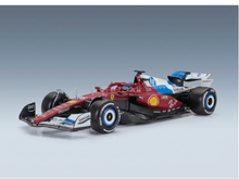 Maqueta de un Ferrari rojo con los logotipos de Shell y HP, presentada por Vroomi para coleccionistas.