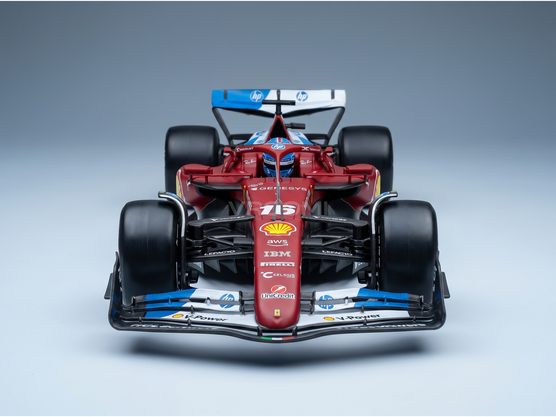 Maqueta de un Ferrari rojo con los logotipos de HP y Shell, presentada por Vroomi para coleccionistas.