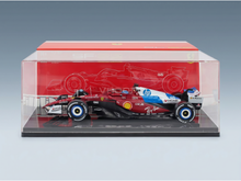 Maqueta a escala de un Ferrari de F1 en vitrina, con los logotipos de los patrocinadores, de Vroomi