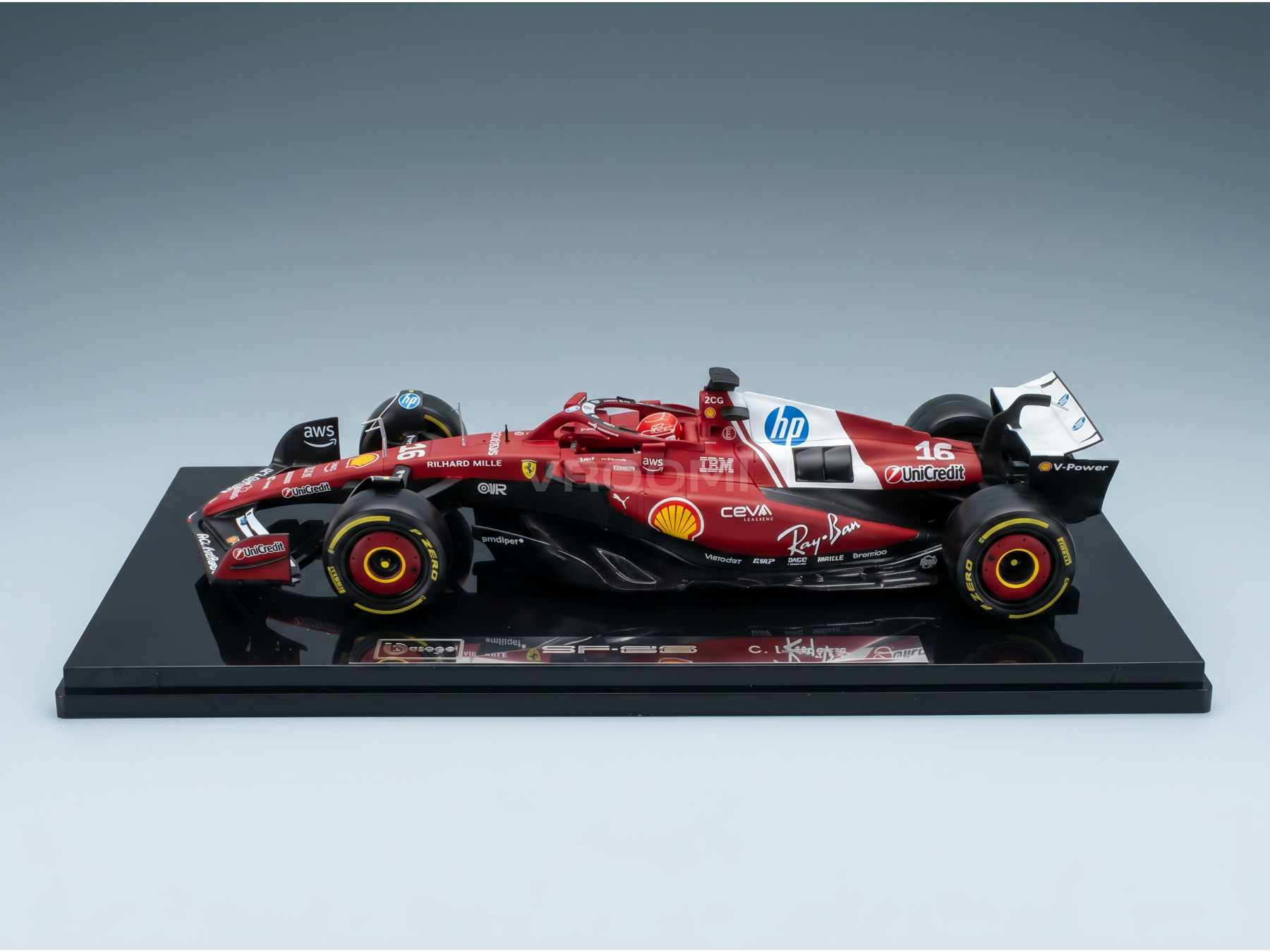 Maquette de voiture de F1 Ferrari rouge, ornée des logos des sponsors, présentée sur un socle noir chez Vroomi